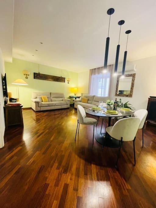 Re Gallo Luxury Apartment Plebiscito In Via Chiaia 나폴리 외부 사진
