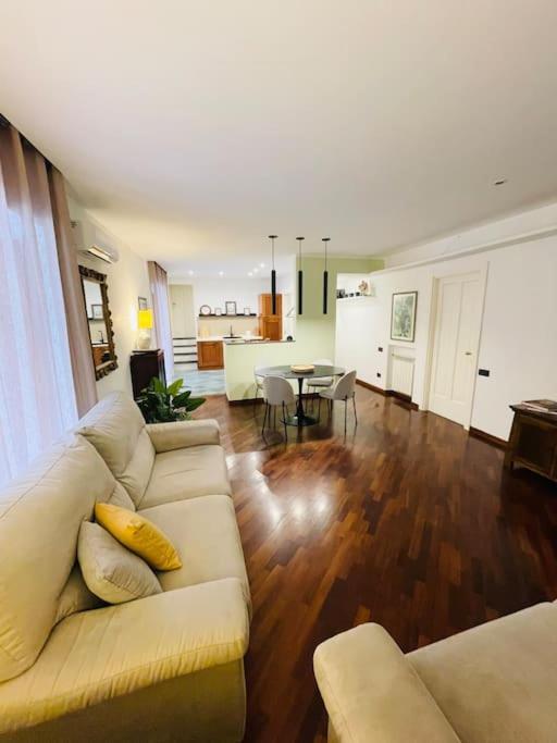 Re Gallo Luxury Apartment Plebiscito In Via Chiaia 나폴리 외부 사진