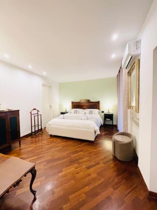 Re Gallo Luxury Apartment Plebiscito In Via Chiaia 나폴리 외부 사진